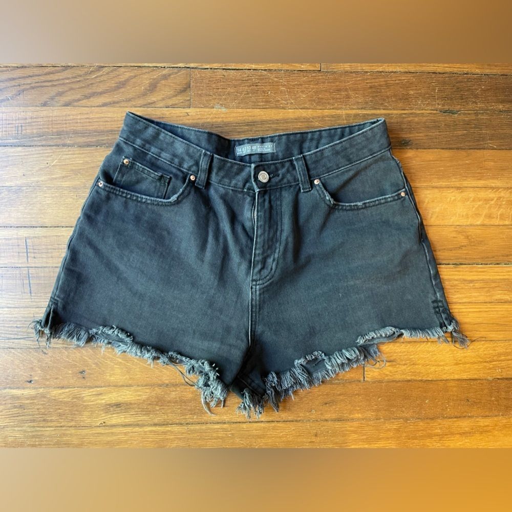 Black women’s size 10 Denim co black frayed distressed 100% cotton jean shorts